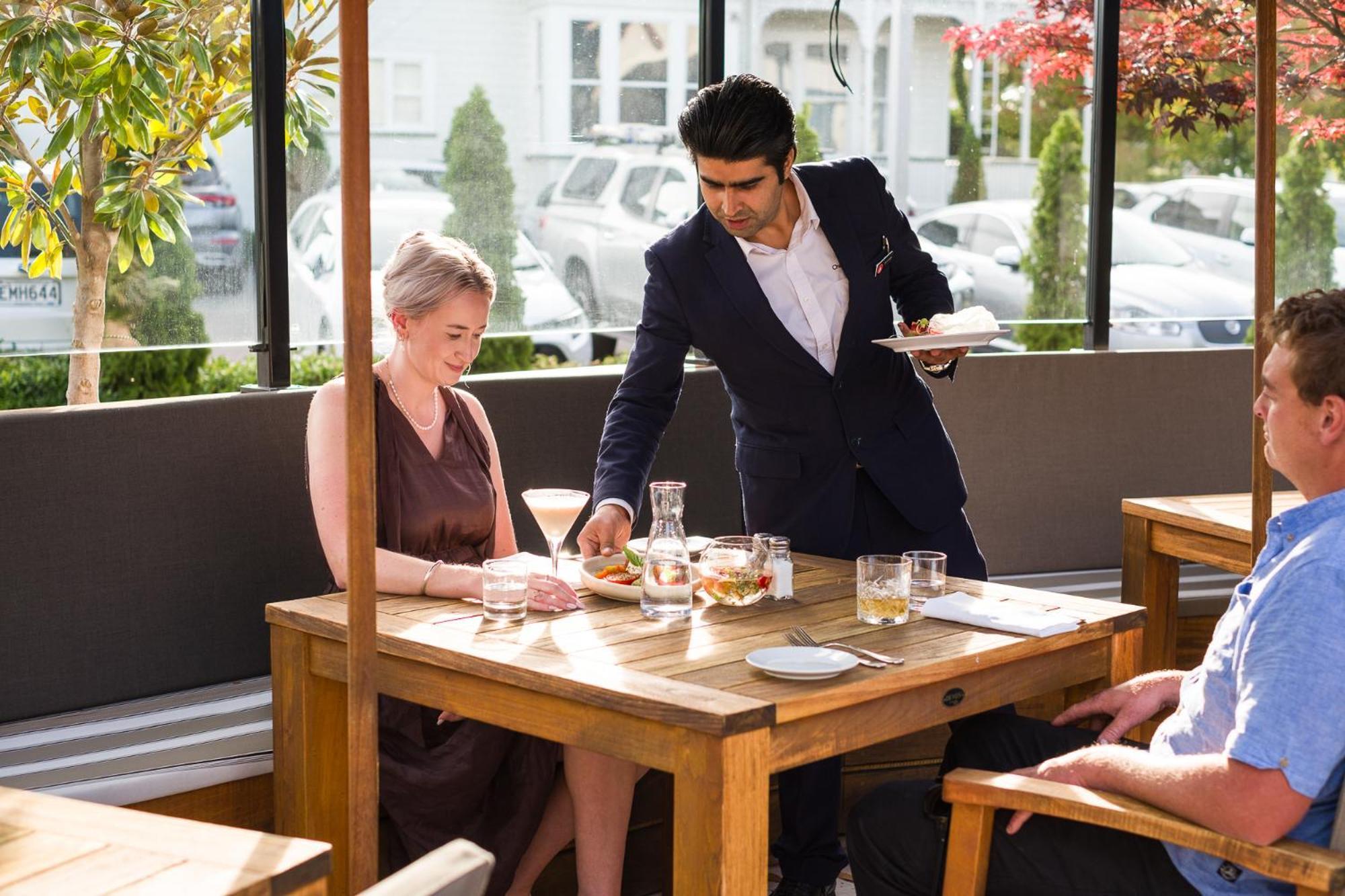 Carnmore Chateau Marlborough Blenheim Kültér fotó A waiter serving a customer